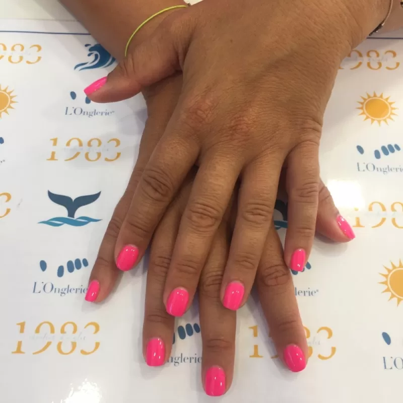 Rose fluo semi permanent mains l'onglerie bordeaux chartrons 