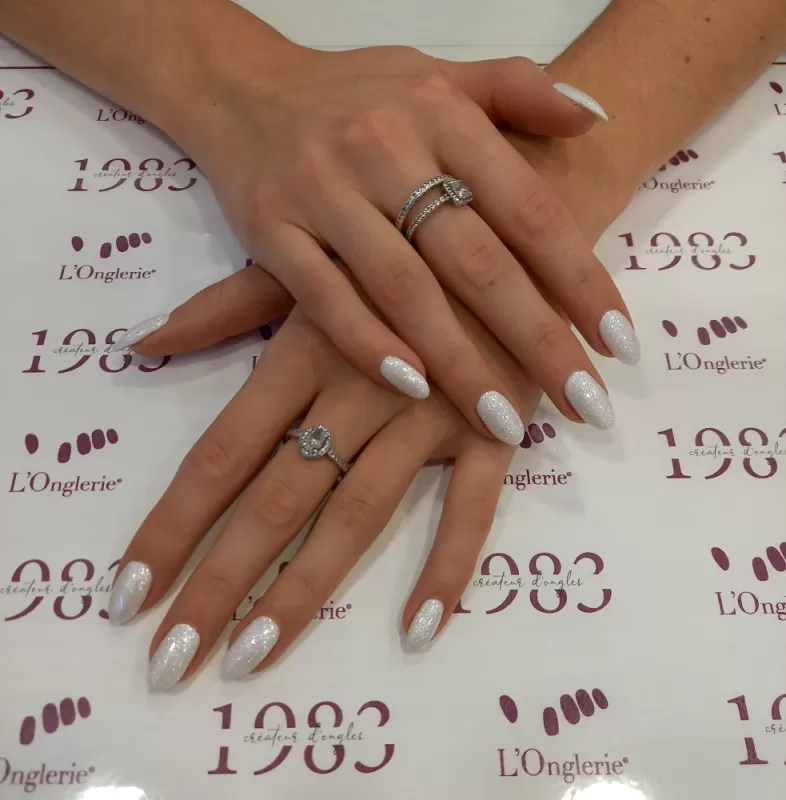 Ongles en gel l'onglerie bordeaux chartrons paillettes blanches 